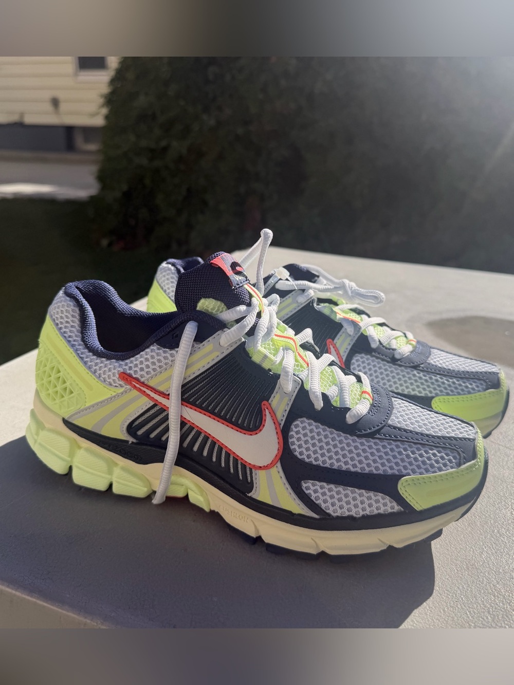 Nike Zoom Vomero 5 Athletic Sneakers sz 7 Mens / 8.5 Womens